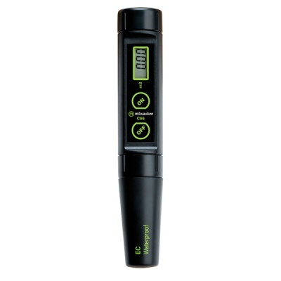 Medidor digital impermeável Milwaukee EC C66 preto com display e botões verdes