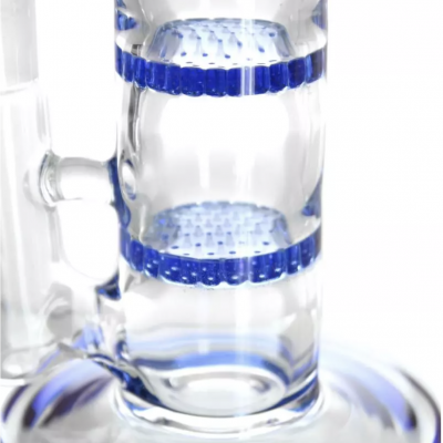 Dispositivo de vidro transparente com detalhes azuis e filtros perfurados