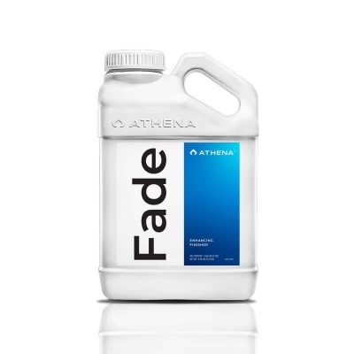 Frasco branco de plástico com rótulo azul e branco com texto Fade da marca ATHENA