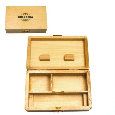 Caixa de madeira clara com texto ROLL TRAY na tampa