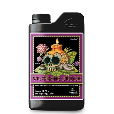 Frasco preto com etiqueta colorida e imagem de crânio com vela e texto VOODOO JUICE