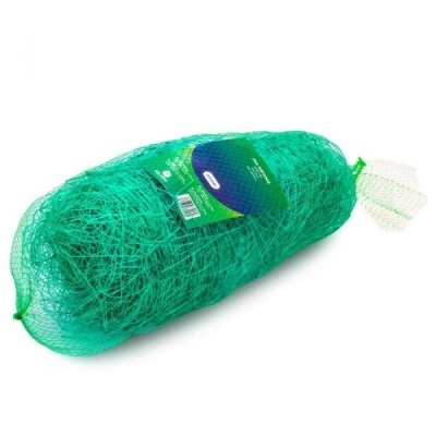 Rede de plástico verde enrolada com etiqueta azul e verde