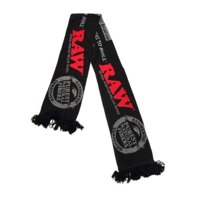 Cachecol preto com logotipo RAW em vermelho e textos cinza, com franjas nas extremidades