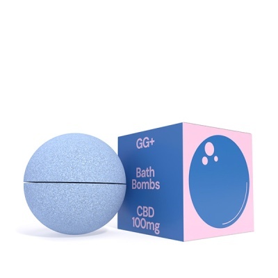 Bomba de banho azul e embalagem com texto GG+ Bath Bombs CBD 100mg