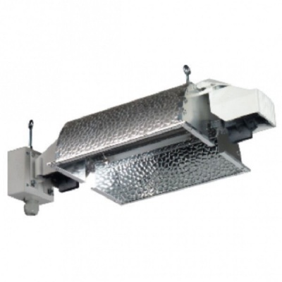 Luminária industrial metálica suspensa com acabamento prateado martelado