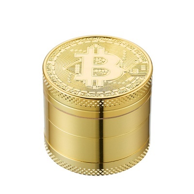 Triturador metálico dourado com símbolo Bitcoin no topo