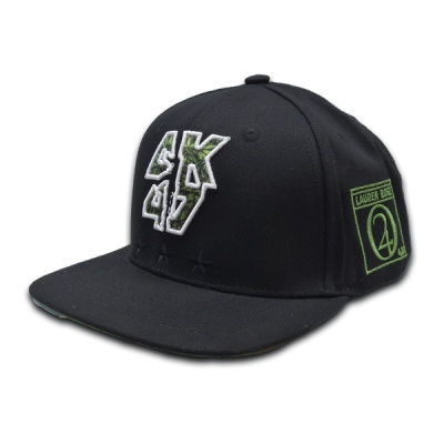 Boné preto com bordados brancos e verdes e aba plana