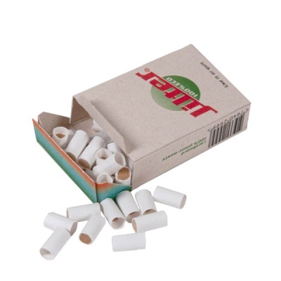 Caixa aberta de filtros de papel para tabaco e filtros fora da caixa