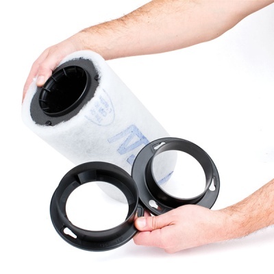 Filtro cylindrical branco com capa preta e acessórios plásticos pretos nas mãos