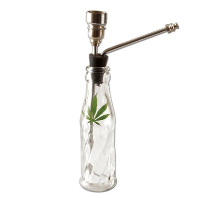 Piteira de vidro com folha de cannabis e tubo metálico prateado