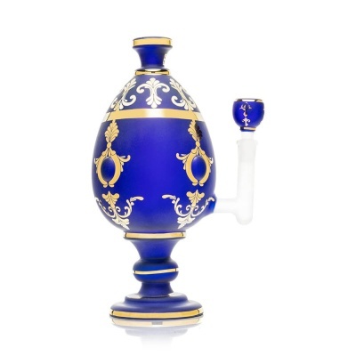 Bong de vidro azul com detalhes dourados em fundo branco