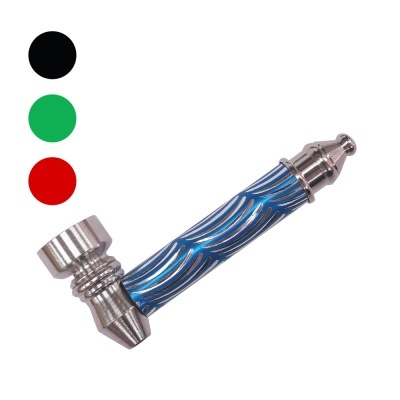 Cachimbo metálico azul com padrão prateado numa superfície branca