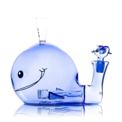Bong de vidro azul translúcido em forma de baleia com detalhes pretos