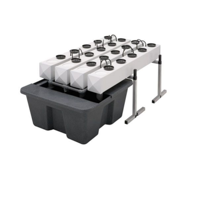 Sistema de cultivo hidropónico com suporte metálico e copos pequenos para plantas