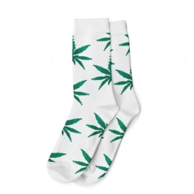 Meias brancas com folhas verdes estampadas