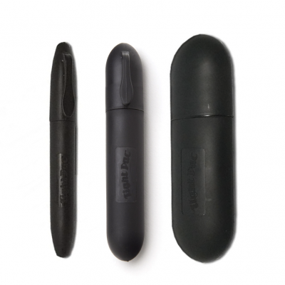 Três canetas pretas de tamanhos diferentes em fundo branco