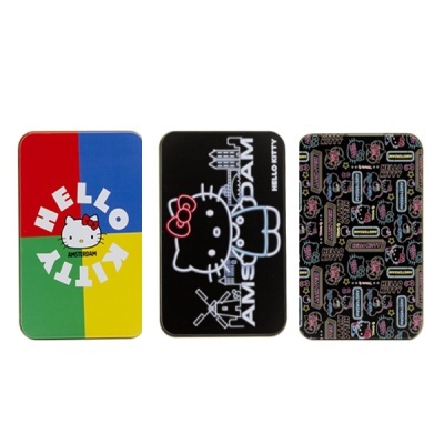 Três latas metálicas quadradas com designs Hello Kitty coloridos e pretos
