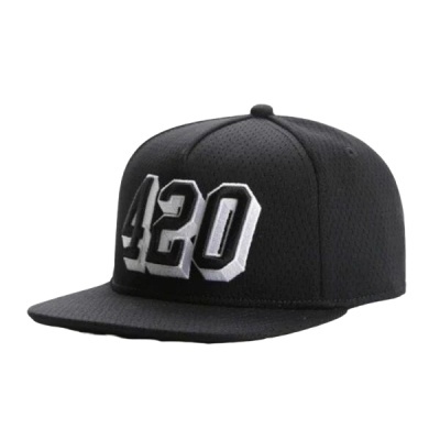 Boné preto com número 420 em relevo branco e cinza na frente