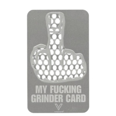 Cartão metálico cinzento com recorte de mão a mostrar o dedo do meio e texto MY FUCKING GRINDER CARD