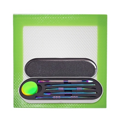 Conjunto de ferramentas metálicas coloridas numa caixa preta sobre base verde e branca