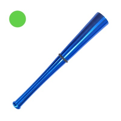 Batom corporal metálico azul com anel preto no meio sobre fundo branco