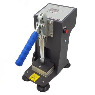 Máquina de selagem térmica compacta com alavanca azul e painel digital