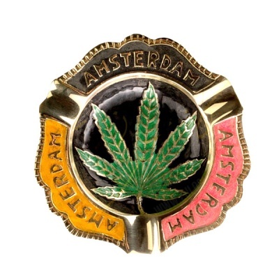 Cinzeiro metálico com folha de cannabis verde e texto AMSTERDAM colorido