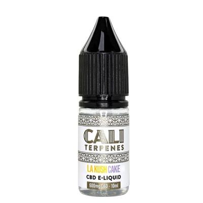 Frasco pequeno de líquido com rótulo CALI TERPENES LA KUSH CAKE CBD E-LIQUID