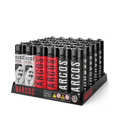 Caixa com vários isqueiros NARCOS de diferentes cores e design incluindo imagem de homem e logo em caixa preta.