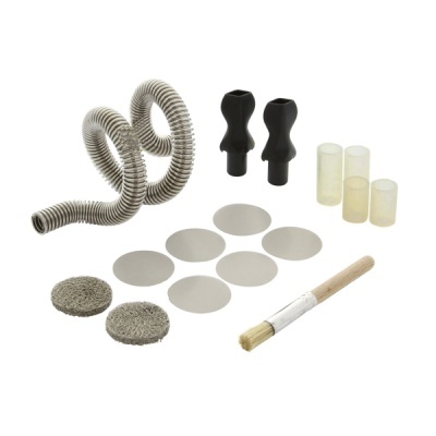 Conjunto de acessórios com mangueira metálica, bocais pretos, tubos transparentes, discos brancos, esponjas cinzentas e pincel de madeira.