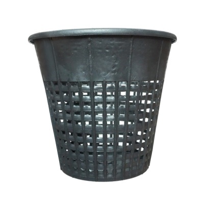 Cesto de plástico preto com padrão de grelha aberto