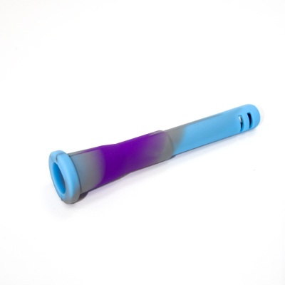 Peça tubular em silicone azul e roxo com textura lisa