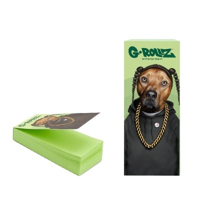 Livro de folhas verdes com capa ilustrada com cão vestido com hoodie preto e correntes douradas.