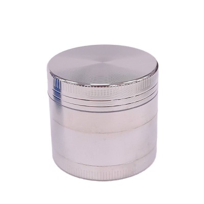 Grinder de metal prateado com textura circular ao topo