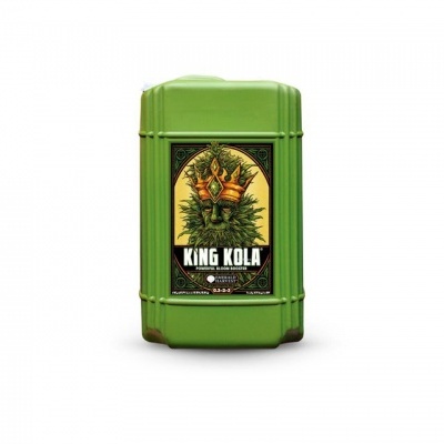 Recipiente verde de metal com etiqueta 'KING KOLA' e imagem de coroa e folhas