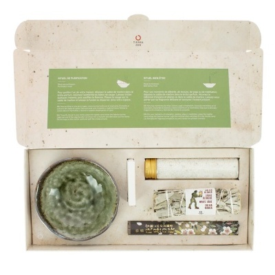 Kit de purificação com prato verde, areia em tubo, sálvia branca e pacote decorado em caixa de cartão reciclado