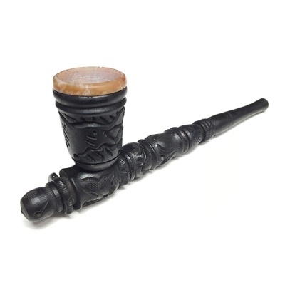 Cachimbo preto em madeira entalhada com boquilha longa