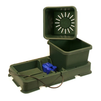 Suporte de plástico verde com caixas quadradas e base com compartimento