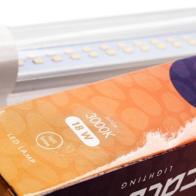 Lâmpada LED com embalagem mostrando especificações técnicas