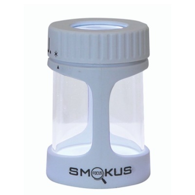 Frasco transparente com tampa e base cinzentas com texto SMOKUS FOCUS.