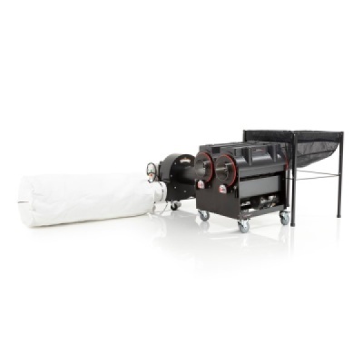 Equipamento industrial preto com rodas, tubo branco e estrutura metálica