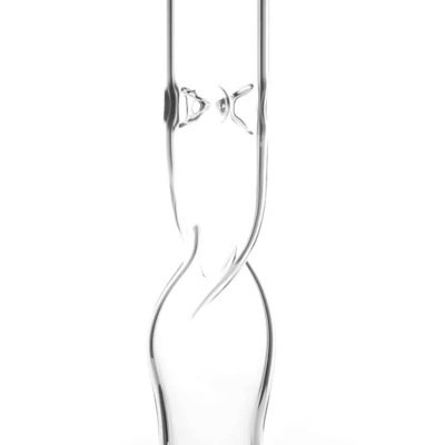 Frasco de vidro transparente com design curvo e afunilado.