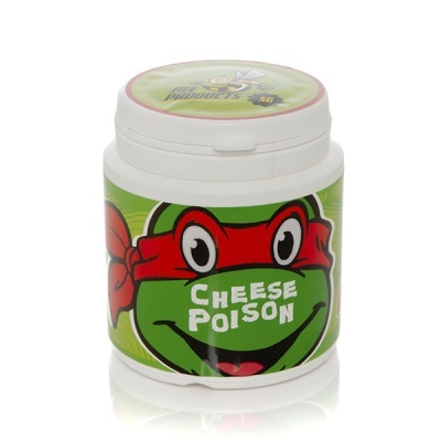 Frasco branco com rótulo verde e desenho de tartaruga com faixa vermelha e texto CHEESE POISON