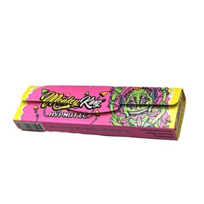 Embalagem rosa e amarela de papel de enrolar Monkey King Hypnotic com ilustração de macaco verde psicadélico.