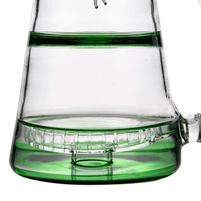 Copo de vidro transparente com detalhes verdes e alça lateral