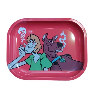 Bandeja vermelha com desenho de Shaggy e Scooby-Doo a fumar