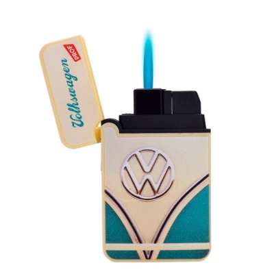 Isqueiro metálico com desenho clássico Volkswagen em creme e azul com tampa aberta e chama