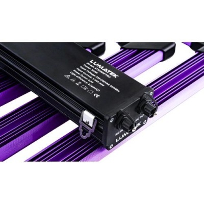 Módulo LED preto LUMATEX com texto branco sobre superfícies metálicas roxas e pretas