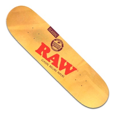 Prancha de skate RAW em madeira com texto e selo em vermelho e preto