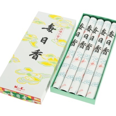 Conjunto de incenso japonês em embalagens brancas com design de nuvens e caixa branca com ilustrações e texto japonês.